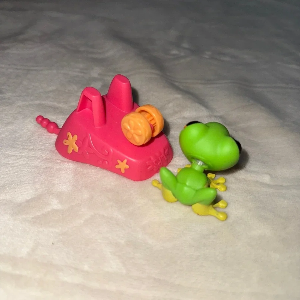 Littlest Pet Shop frog‎ and wheelbarrow